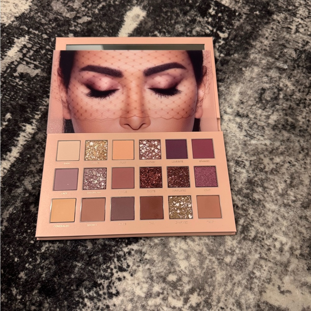 Huda Beauty Eyeshadow Palette - Multi-Color